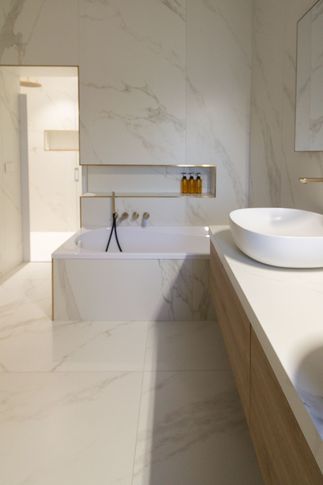 Bagno in stile contemporaneo di 9 di Vincenzo Castaldo Architetto
