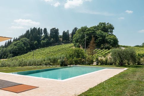 Piscina in stile contemporaneo di 300 di Nauraleverticale