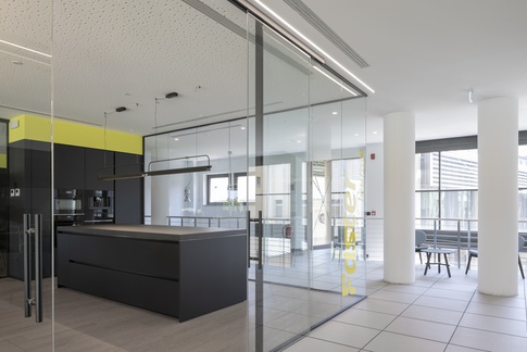 Open Space in stile contemporaneo di 40 di COBE architetti