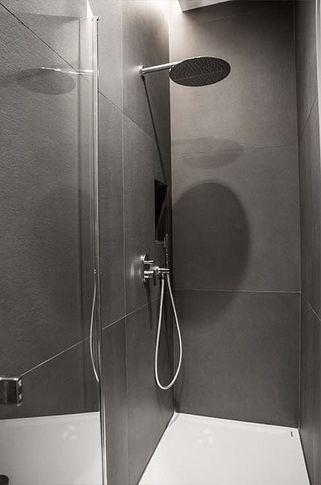 Bagno in stile contemporaneo di 4 di DOME studio