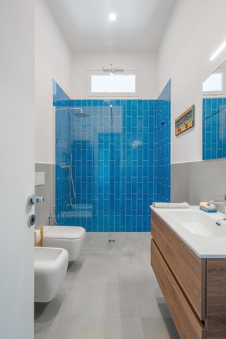 Bagno in stile contemporaneo di 15 di Re-Built Studio