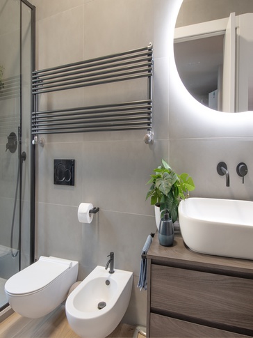 Bagno in stile contemporaneo di 5 di architetto Caterina Martini Bagno in stile contemporaneo di 5 di architetto Caterina Martini