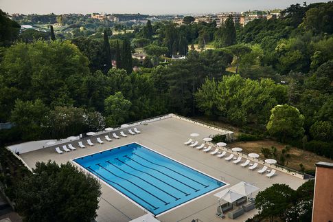 Piscina in stile contemporaneo di 1 di Lorenzo Franzi | Fotografia