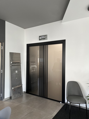 Open Space in stile moderno di 150 di BF interni Open Space in stile moderno di 150 di BF interni