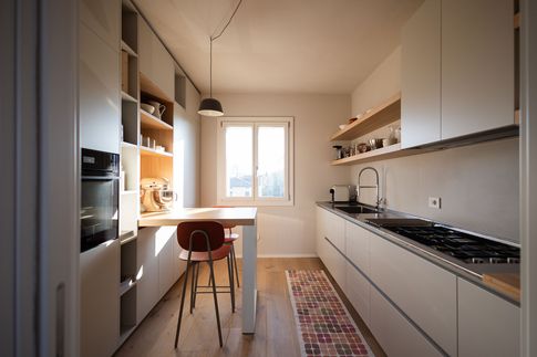 Cucina in stile moderno di 12 di Enzo Razzano Architettura
