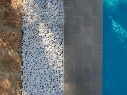 Piscina in stile moderno di 300 di Enzo Razzano Architettura