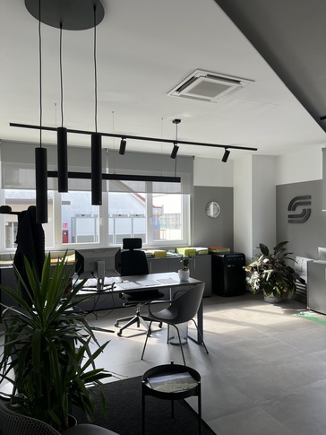 Open Space in stile moderno di 150 di BF interni Open Space in stile moderno di 150 di BF interni