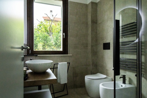 Bagno in stile contemporaneo di 5 di Eligio Torre Design Office
