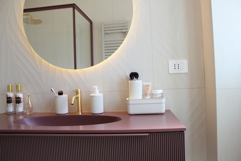 Bagno in stile contemporaneo di 5 di Melissa Domenici Architetto