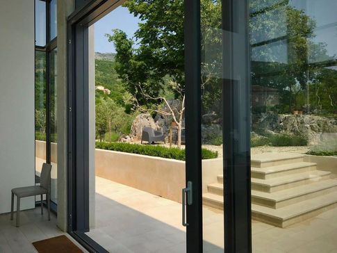 Facciata in stile contemporaneo di null di Čekada Arhitekti