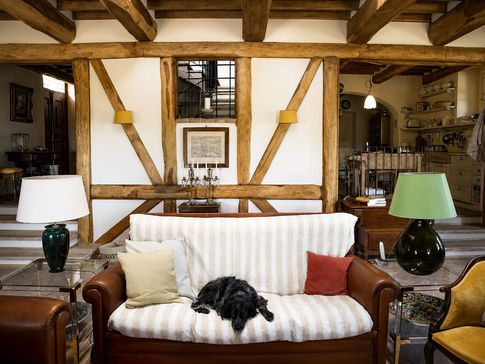 Soggiorno in stile rustico di 100 di Equus Architects