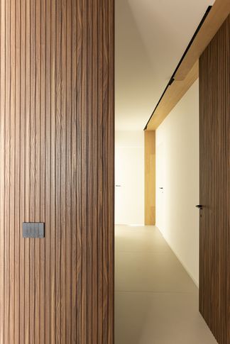 Corridoio in stile contemporaneo di 3 di valeria ingrao architetto