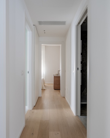 Corridoio in stile moderno di 5 di Annalisa Carli Architetto