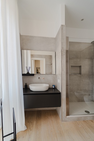 Bagno in stile contemporaneo di 6 di Coco Interni