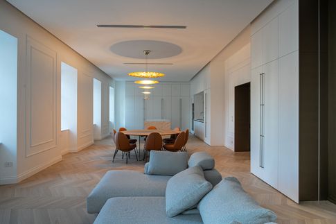 Open Space in stile contemporaneo di 100 di Formale. Open Space in stile contemporaneo di 100 di Formale.