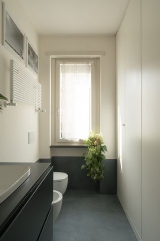 Bagno di Servizio in stile contemporaneo di 5 di Gambino Flamini | architetti