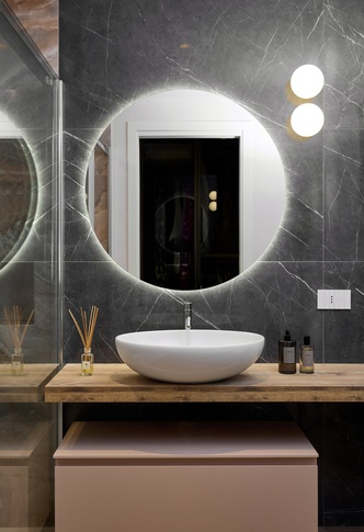 Bagno in stile contemporaneo di 5 di DQA Studio di architettura