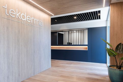 Ingresso in stile contemporaneo di 60 di Lorenzo Franzi | Fotografia