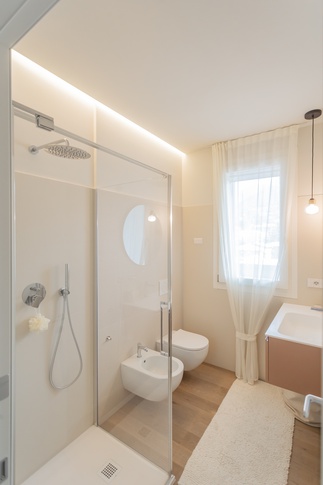 Bagno in stile glamour di 4 di Alessandra Parolini Studio