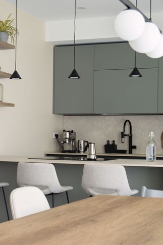 Open Space in stile moderno di 38 di Silvia Aquilani . Design studio