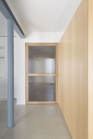 Corridoio in stile contemporaneo di 10 di vianello gasparin progetti