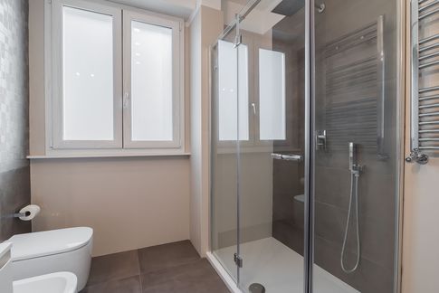 Bagno in stile contemporaneo di 5 di Rossella Fiorillo architetto Bagno in stile contemporaneo di 5 di Rossella Fiorillo architetto