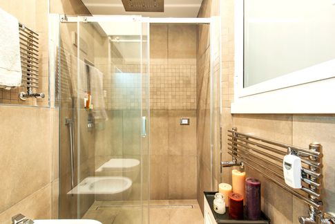 Bagno in stile contemporaneo di 10 di Equus Architects