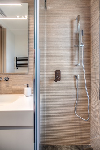 Bagno in stile moderno di 5 di MOB Architects