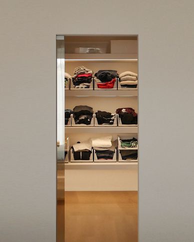 Cabina Armadio in stile contemporaneo di 6 di LGA Architettura