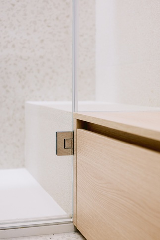 Bagno in stile moderno di 6 di Christian Tezza Architetto