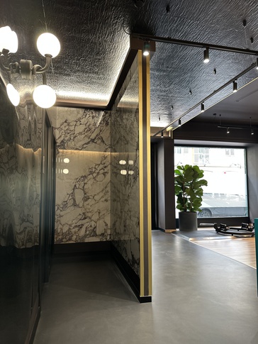 Open Space in stile glamour di 140 di SEGNI STUDIO Open Space in stile glamour di 140 di SEGNI STUDIO