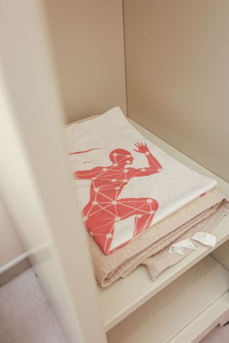 Corridoio in stile contemporaneo di 10 di Valentina Solera Architetto