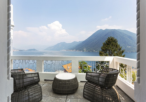 Terrazza in stile moderno di 8 di NOMADE ARCHITETTURA