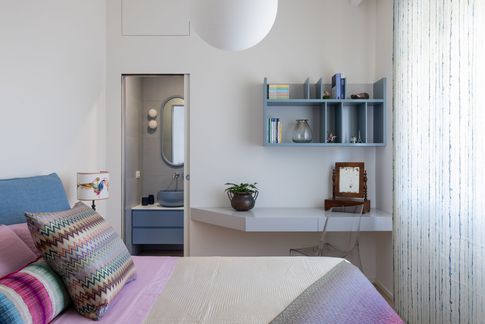 Camera da Letto in stile contemporaneo di 12 di Archifacturing - Sara Cimarelli & Giorgio Opolka