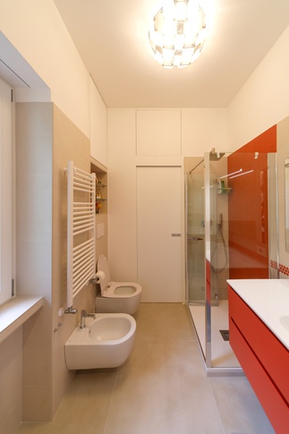 Bagno in stile contemporaneo di 5 di Carla Gatto Architetto