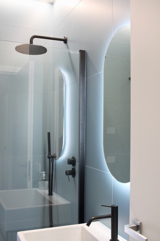 Bagno in stile moderno di 4 di SuMisura Architetti