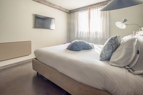 Camera da Letto in stile moderno di 15 di Design Alpino