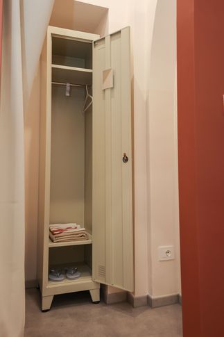 Corridoio in stile contemporaneo di 10 di Valentina Solera Architetto