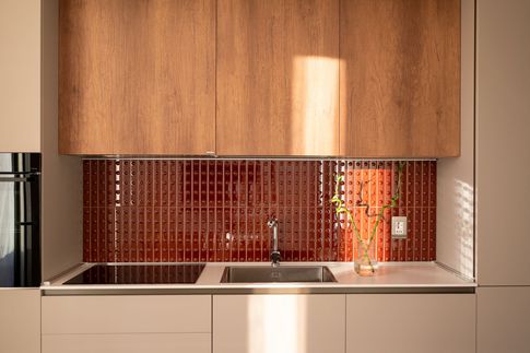 Open Space in stile contemporaneo di 35 di Studio Carlone