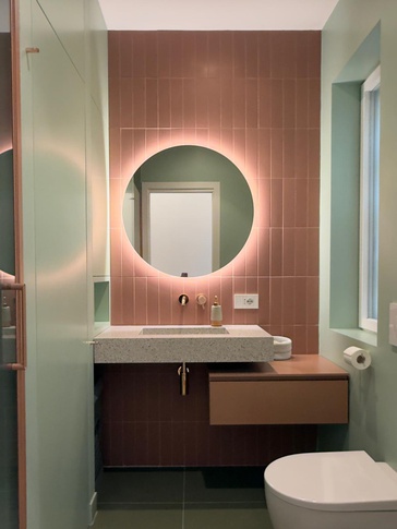 Bagno in stile moderno di 5 di Montemurro Architettura Bagno in stile moderno di 5 di Montemurro Architettura