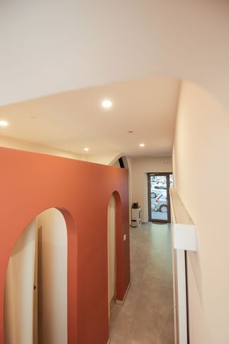 Corridoio in stile contemporaneo di 10 di Valentina Solera Architetto