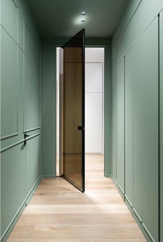 Corridoio in stile contemporaneo di 5 di valeria ingrao architetto