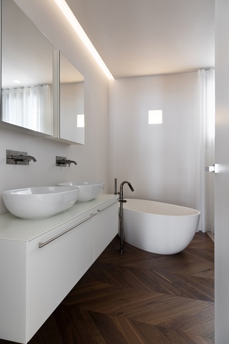 Bagno in stile contemporaneo di 12 di Andrea Benedetti Architetto