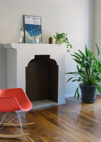 Soggiorno in stile contemporaneo di 40 di PERIMETRI studio