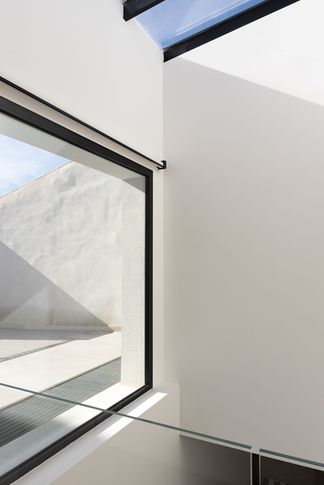Ingresso in stile contemporaneo di 5 di valeria ingrao architetto Ingresso in stile contemporaneo di 5 di valeria ingrao architetto