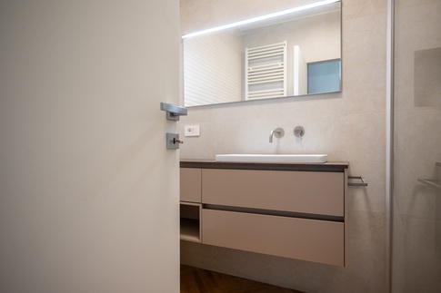 Bagno in stile contemporaneo di 6 di Colab Design