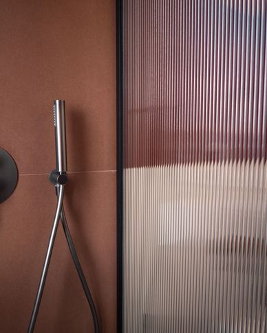 Bagno in stile contemporaneo di 5 di YY studio