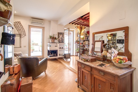 Soggiorno in stile coloniale di 35 di MOB Architects