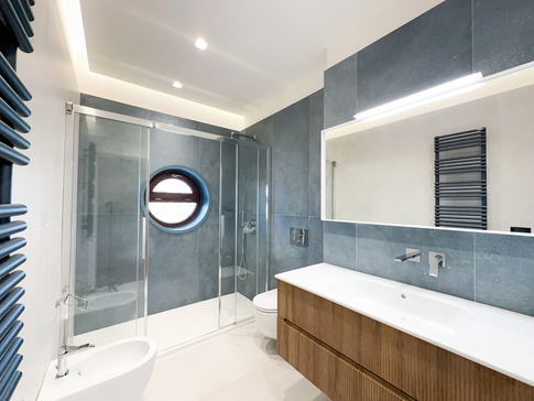 Bagno in stile contemporaneo di 5 di Studio Gaetano Riccardelli