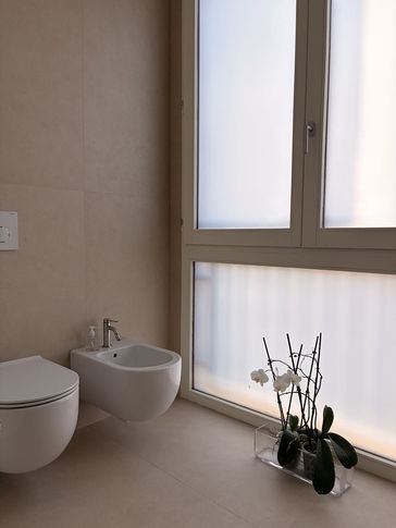 Bagno in stile contemporaneo di 9 di Fei Atelier